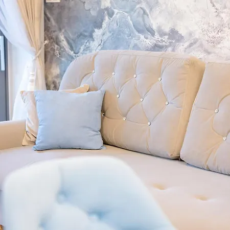 Apartment Gold Rewal